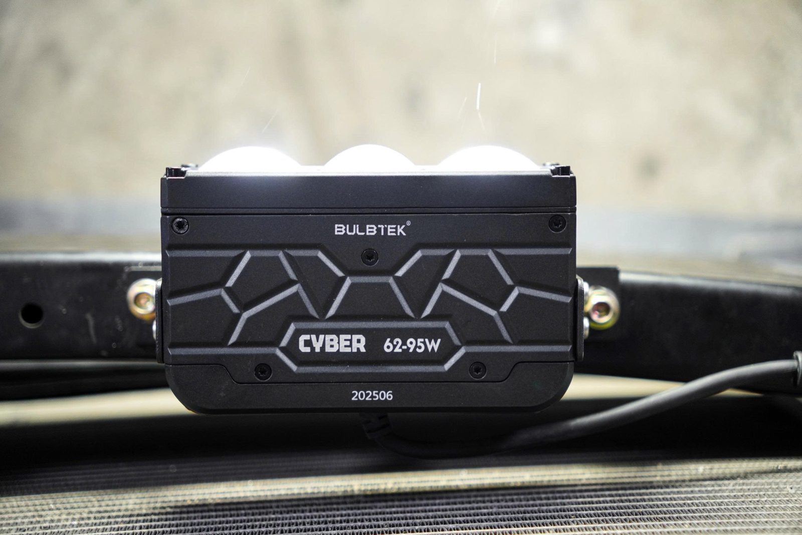 Bulbtek Cyber Tri với tâm pha vàng độc quyền 3000K