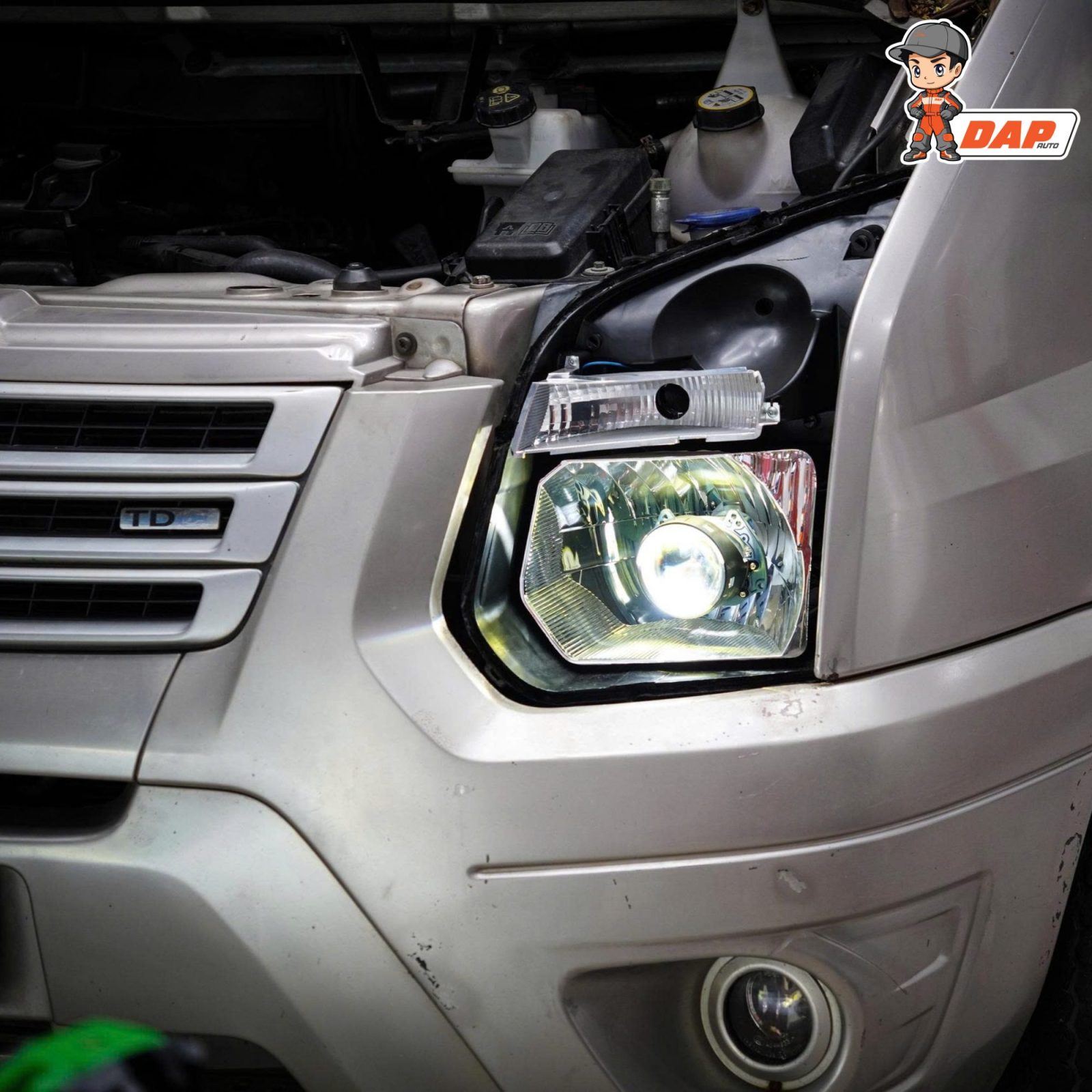 Ánh sáng Ford Transit sau khi độ Bi LED Sunset tại Dap Auto