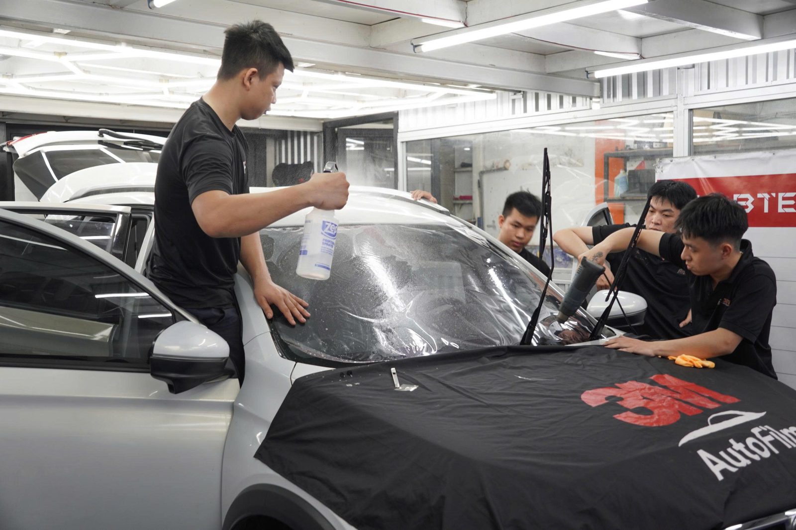 Có nên dán phim cách nhiệt kính lái ô tô không?