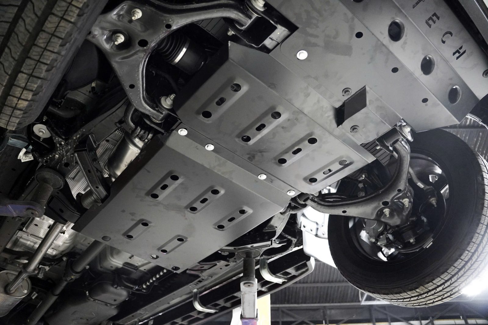 Giáp gầm ô tô bán tải Ford Ranger an toàn tại Dap Auto