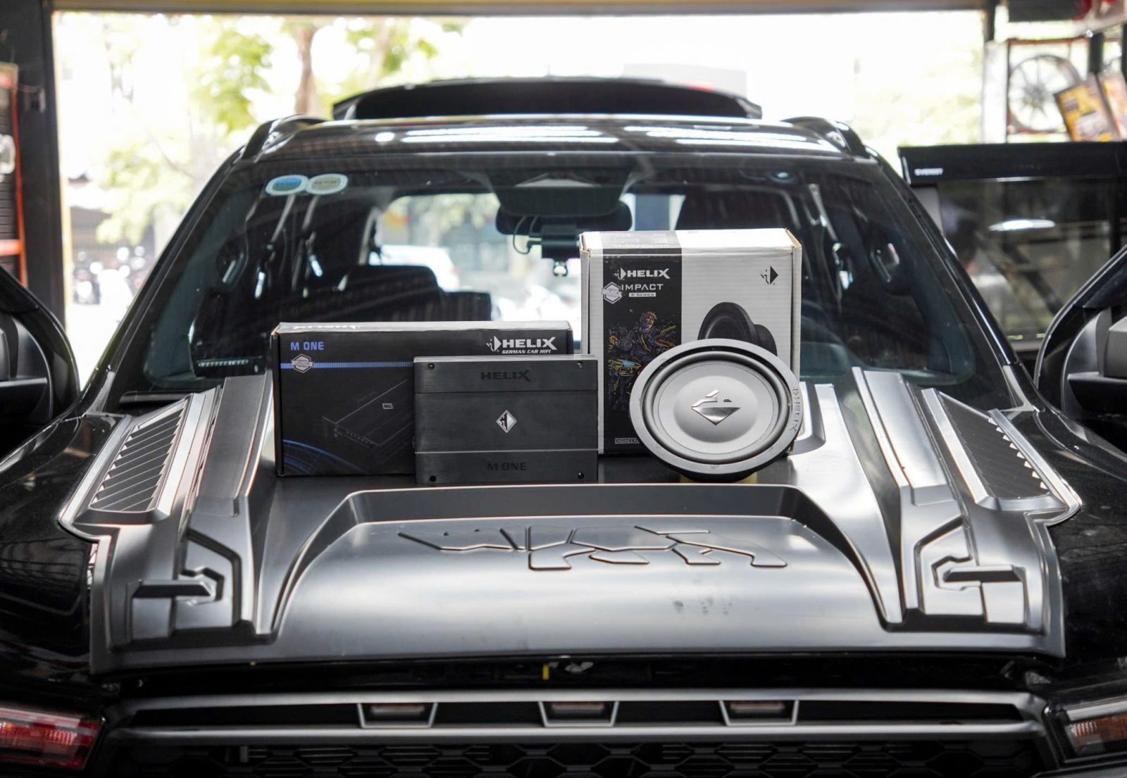 Trọn bộ combo độ loa Ford Ranger với amply, loa sub và loa cánh cửa thương hiệu Helix tại Dap Auto.