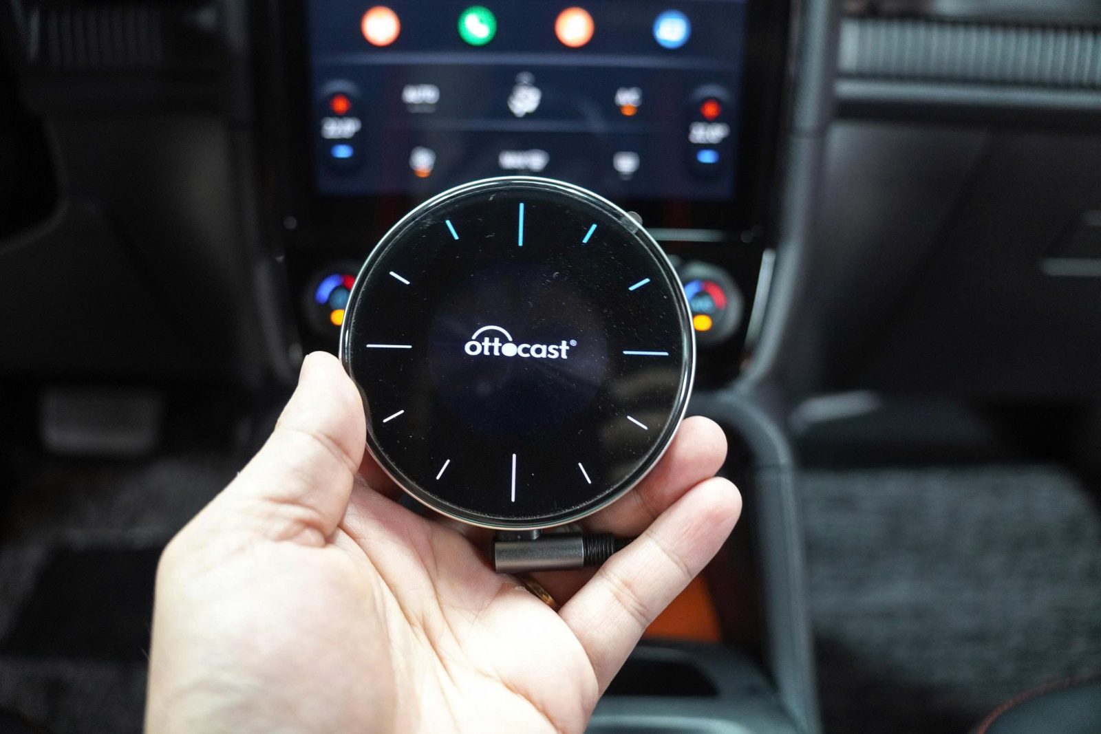 Android Box Ottocast AI P3 lắp đặt giữ zin, cắm jack là sử dụng trong 1 nốt nhạc