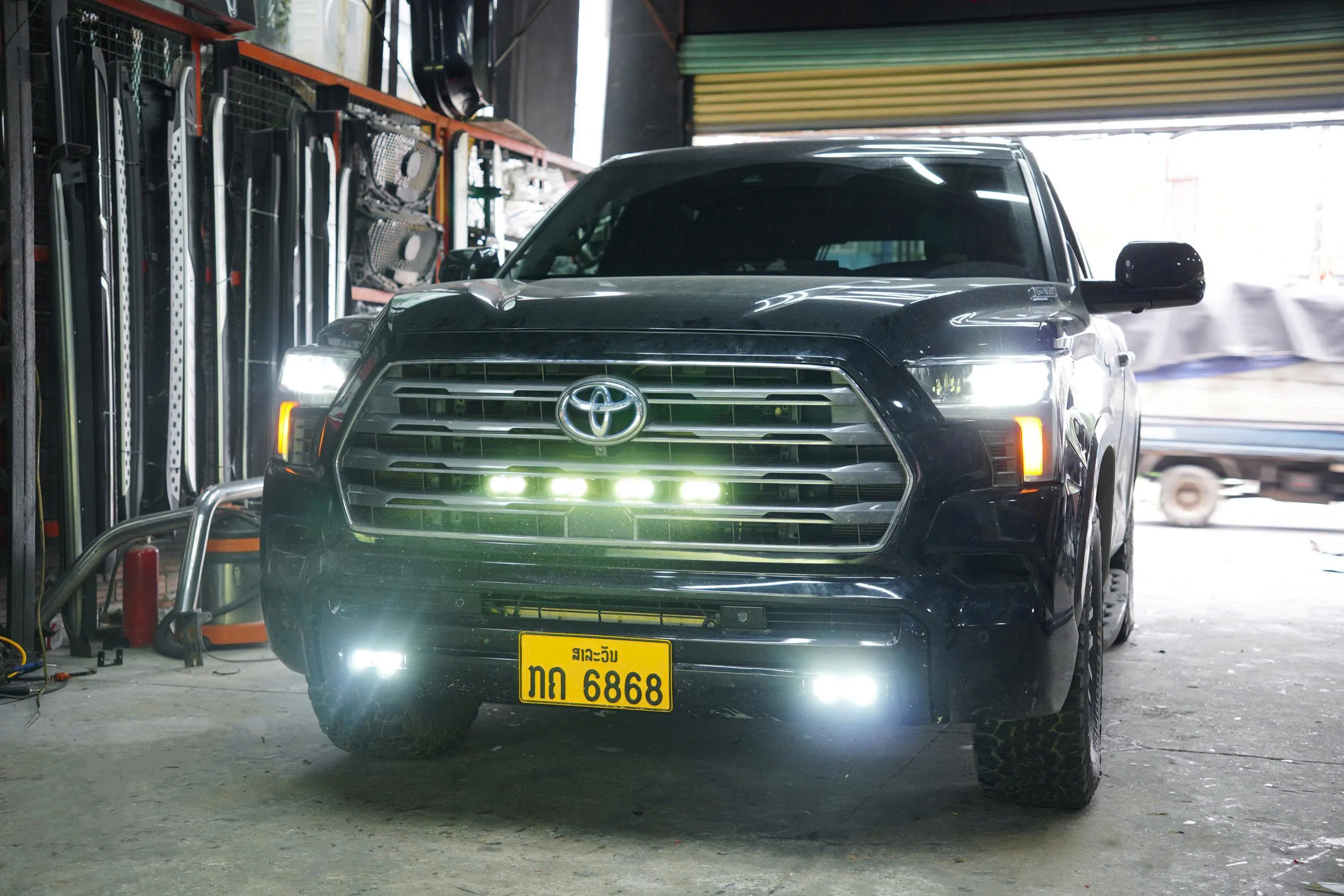 Toyota Land Cruiser độ đèn trợ sáng Cyber 2 Bolt: Gấp đôi sức mạnh cho "Ông vua địa hình"